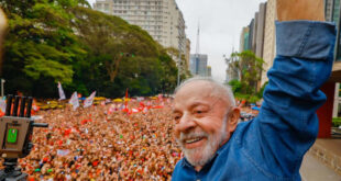 Só o TSE não vê: canal de Flávio Bolsonaro espalha fake news sobre ato de Lula na Paulista