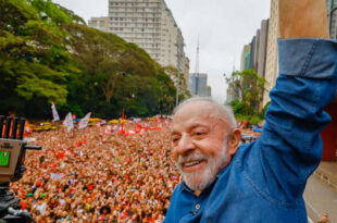 Só o TSE não vê: canal de Flávio Bolsonaro espalha fake news sobre ato de Lula na Paulista