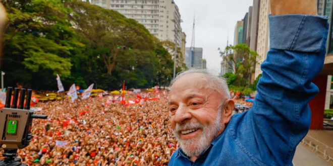 Só o TSE não vê: canal de Flávio Bolsonaro espalha fake news sobre ato de Lula na Paulista
