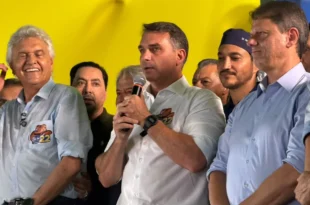 Perigo: Flávio Bolsonaro fala em “redemocratizar o país” com mudanças na Constituição