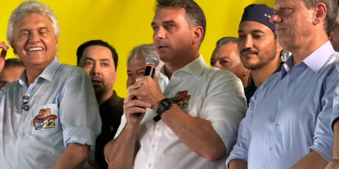 Perigo: Flávio Bolsonaro fala em “redemocratizar o país” com mudanças na Constituição
