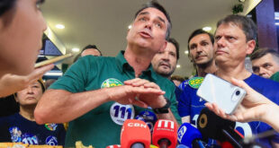 Após cobertura pró-Flávio Bolsonaro, Folha publica editorial preocupada com declarações