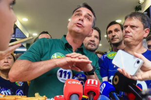 Após cobertura pró-Flávio Bolsonaro, Folha publica editorial preocupada com declarações