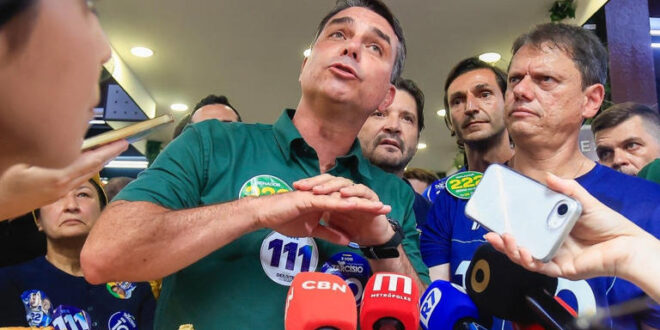 Após cobertura pró-Flávio Bolsonaro, Folha publica editorial preocupada com declarações