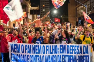 Rapaziada consciente: estudantes ampliam mobilização nas ruas contra Flávio Bolsonaro