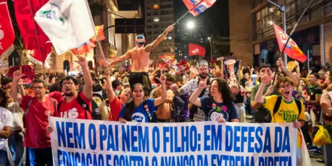Rapaziada consciente: estudantes ampliam mobilização nas ruas contra Flávio Bolsonaro