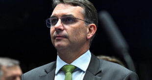 A ditadura já voltou? Campanha de Flávio Bolsonaro pede ao TSE bloqueio de perfis de artistas, sindicatos e imprensa