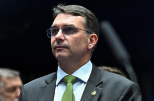 A ditadura já voltou? Campanha de Flávio Bolsonaro pede ao TSE bloqueio de perfis de artistas, sindicatos e imprensa