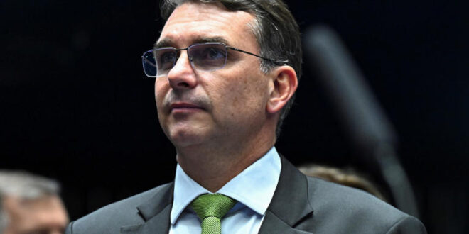 A ditadura já voltou? Campanha de Flávio Bolsonaro pede ao TSE bloqueio de perfis de artistas, sindicatos e imprensa