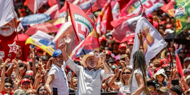Brasil não será governado por sócios do Banco Master, diz Lula em ato