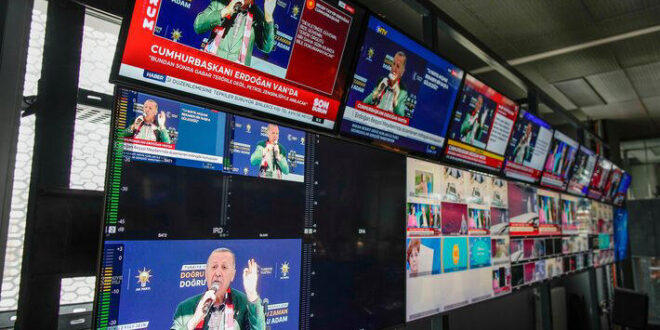 Isto é uma ditadura: Polícia da Turquia assume controle do principal canal de TV de oposição e prende 11 pessoas