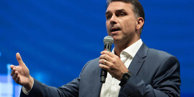 Veja o que os empresários estão tramando junto com Flávio Bolsonaro para piorar a vida dos trabalhadores