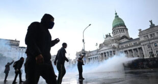 Grande manifestação universitária contra Milei termina em confrontos na Argentina