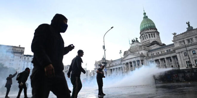 Grande manifestação universitária contra Milei termina em confrontos na Argentina