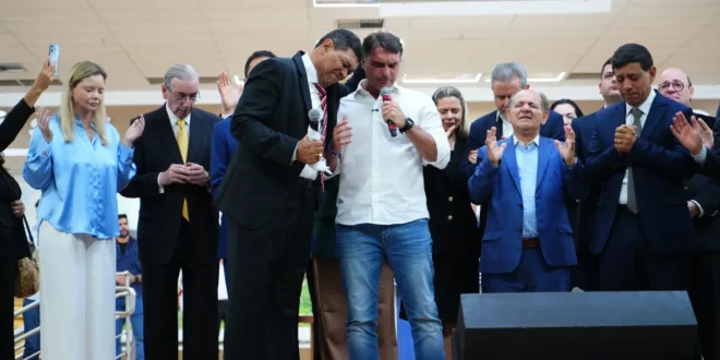 Ó os patriotas: pastor aliado de Flávio Bolsonaro quer que Trump use helicópteros para “limpar” o Brasil