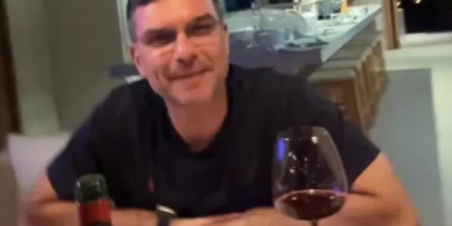 Cada enxadada, uma minhoca: conta offshore ligada a jato de Vorcaro tinha Flávio Bolsonaro como “usuário master”