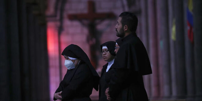 Cruz de madeira cai em cima de padre em plena missa e mata sacerdote