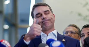 Mentiroso, dissimulado e perverso: Gleisi Hoffmann carimba Flávio Bolsonaro