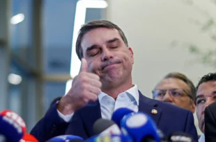 Mentiroso, dissimulado e perverso: Gleisi Hoffmann carimba Flávio Bolsonaro