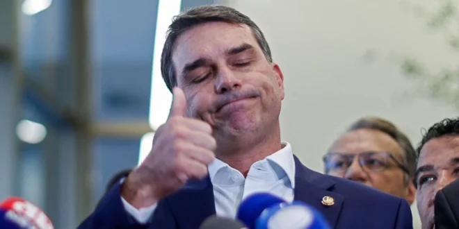 Mentiroso, dissimulado e perverso: Gleisi Hoffmann carimba Flávio Bolsonaro