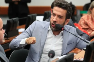 Oposição é crime? Pedido de prisão de Janones é protocolado no STF e está na mesa de Mendonça