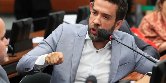 Oposição é crime? Pedido de prisão de Janones é protocolado no STF e está na mesa de Mendonça