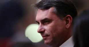 Flávio CENSOR: Flávio Bolsonaro quer que TSE censure 1.525 páginas nas redes