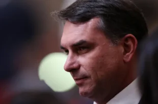 Flávio CENSOR: Flávio Bolsonaro quer que TSE censure 1.525 páginas nas redes