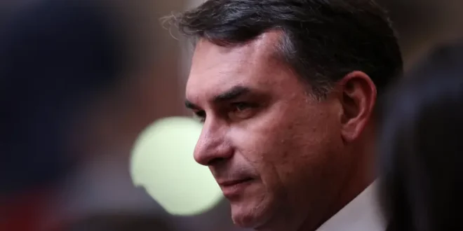Flávio CENSOR: Flávio Bolsonaro quer que TSE censure 1.525 páginas nas redes