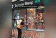 Fake News: é falsa foto de mulher limpando vidro do Metrô após manifestação pró-Lula