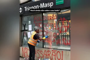 Fake News: é falsa foto de mulher limpando vidro do Metrô após manifestação pró-Lula