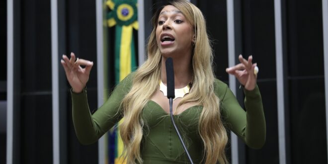É guerra: Erika Hilton cria “Tropa do Lula” após suspensão de canal de Janones pelo TSE