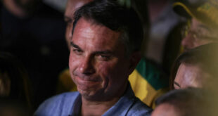 Flávio Bolsonaro defendeu golpe, ditadura e torturador em livro e discursos