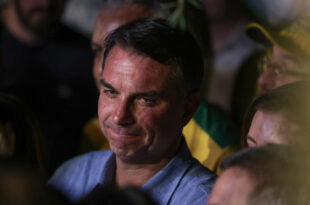 Flávio Bolsonaro defendeu golpe, ditadura e torturador em livro e discursos