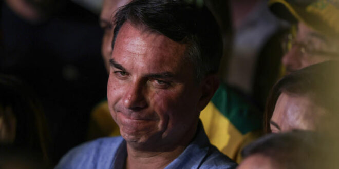 Flávio Bolsonaro defendeu golpe, ditadura e torturador em livro e discursos