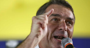 Flávio Bolsonaro tentou extinguir cotas raciais e para PCDs