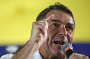 Flávio Bolsonaro tentou extinguir cotas raciais e para PCDs