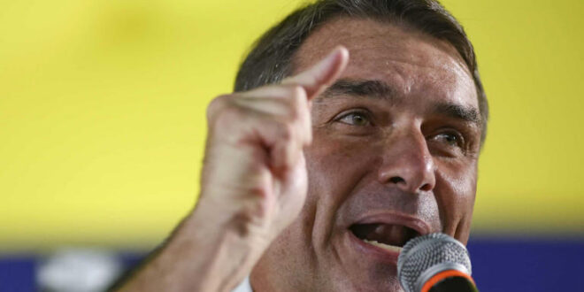 Flávio Bolsonaro tentou extinguir cotas raciais e para PCDs