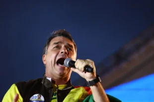 Atolado até o pescoço: Empresa ligada a investigado no escândalo do INSS bancou viagens de Flávio Bolsonaro em jatos de luxo na Europa