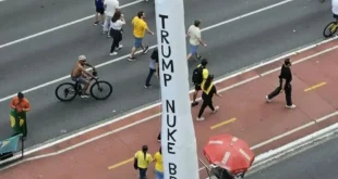 Ato flopado de Flávio na Paulista tem “míssil” pedindo para Trump bombardear o Brasil