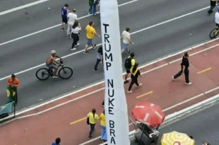 Ato flopado de Flávio na Paulista tem “míssil” pedindo para Trump bombardear o Brasil