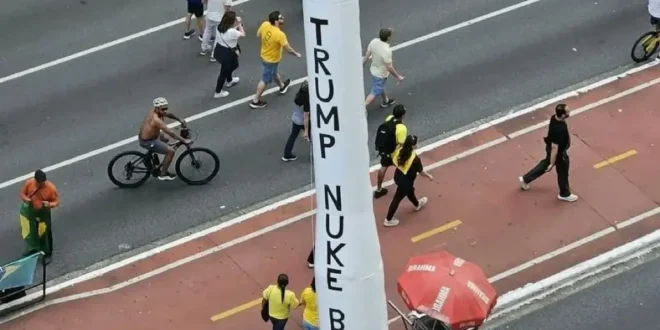 Ato flopado de Flávio na Paulista tem “míssil” pedindo para Trump bombardear o Brasil